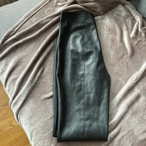 Svarta skinnbyxor - Snygga byxor, enbart använda 5 gånger