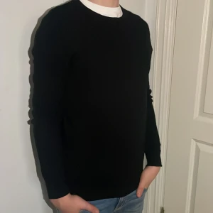 100% merinoull crew neck  - Säljer denna svarta merinoull crew neck!⚫️Storleken är small och passar bra till en clean och simpel look! Inga defekter. Priset kan diskuteras.
