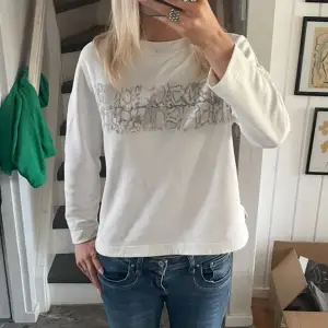 Vit sweatshirt ifrån Massimo Dutti med tryck på framsidan, i storlek M, passar även XS/S💝🙌 Liten fläck se bild 5 därav priset!🫶