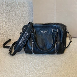 Sunny Bag XS från Zadig & Voltaire - Säljer min fina Sunny bag från Zadig i fint skick förutom lite missfärgningar på nitarna längst upp som knappt syns (se bild 3)