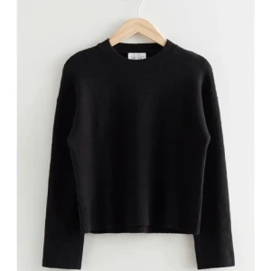 Svart stickad tröja &othetstories ull - Säljer en svart stickad tröja i jättebra skick från &otherstories nypris 1200kr. Perfekt för höst och vinter, den är både stilren och bekväm. Passar till alla tillfällen och är lätt att matcha med andra plagg. Hör av dig vid intresse!