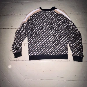 Hugo boss tröja -  nytt skick 