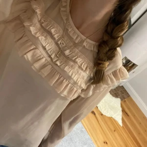 Blus - Fin blus, säljer då den inte kommer till användning💗