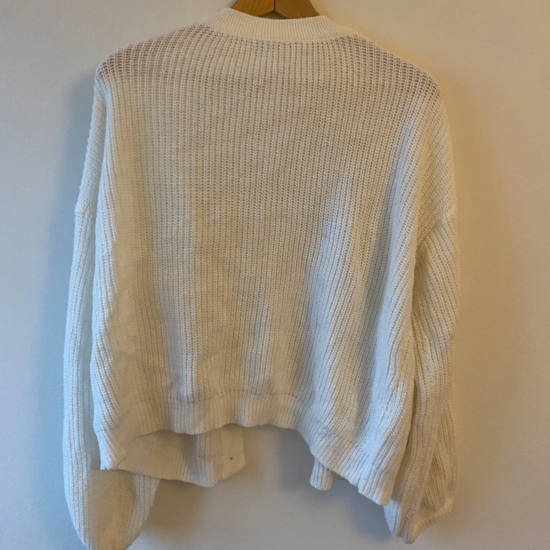 Vit stickad kofta med knappar - 90