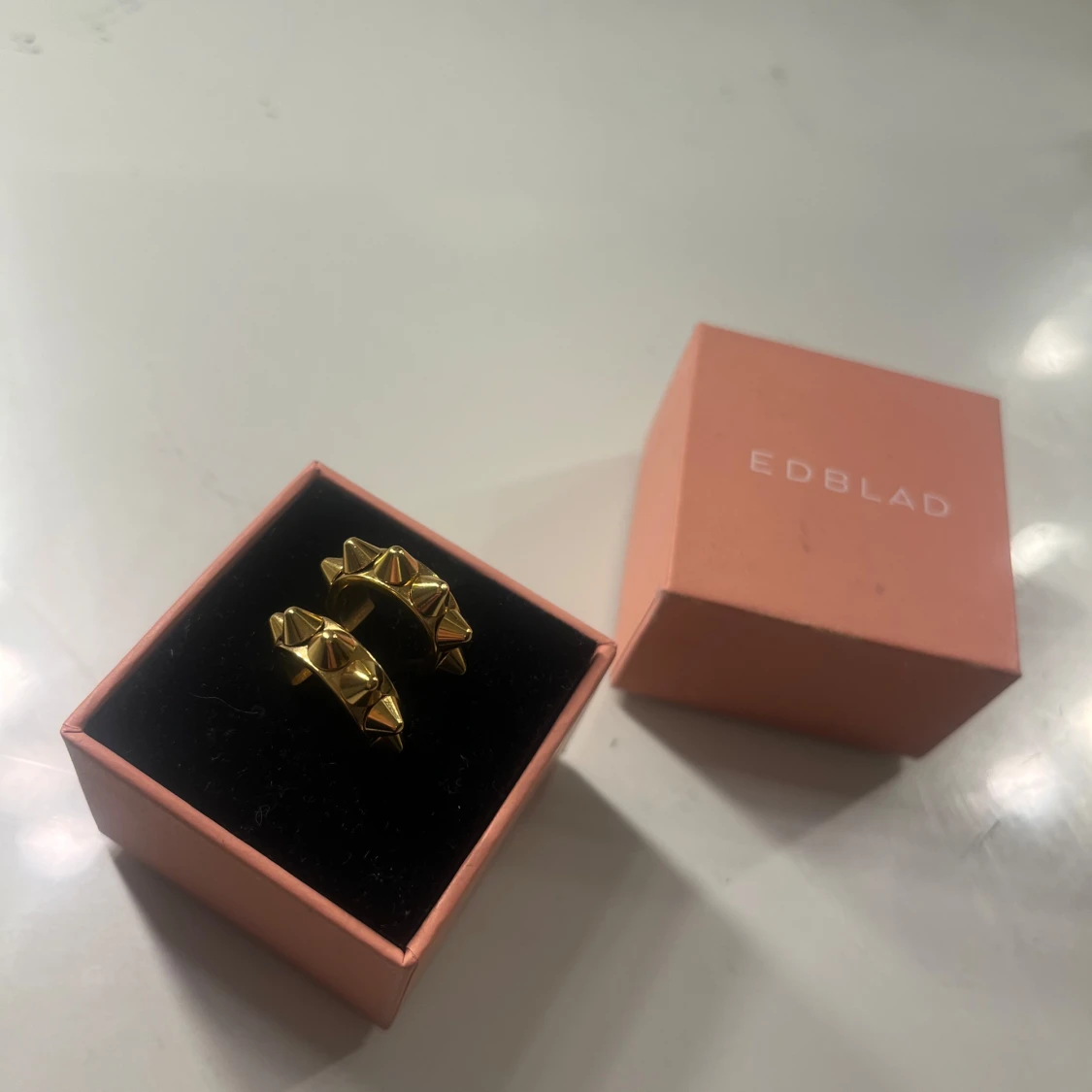 Guldiga örhängen med nitar från edblad - 90