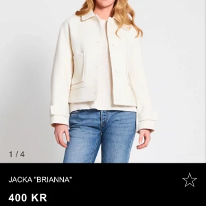 Vit jacka 'Brianna' - Snygg vit jacka 'Brianna' med knappar framtill och stilrena fickor. Jackan har en klassisk krage och är perfekt för en chic look. Passar bra till jeans för en avslappnad stil. Den är ganska använd men med tanke på priset hoppas jag det är förståeligt 