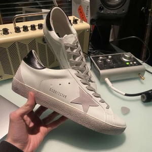 Vita sneakers från Golden Goose - Säljer dessa feta golden goose skor endast 1700kr! Dem är perfekta för fest och i vanlig vardag. Säljer dem pga intressekoll. Tveka inte o skriv för övriga frågor 🤙🏻🤙🏻🤙🏻
