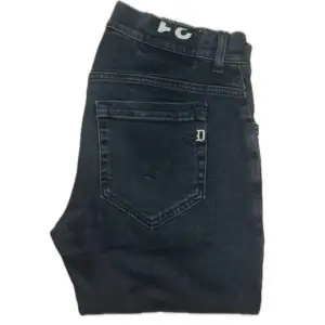 Vi säljer nu dessa Dondup George jeans                                                    Storlek: W31                                                   Pris: 1099:-                                                                    Retail: 3999:-                                                 Skick: 9/10                                                             Hör av er vid frågor och funderingar⭐️ 