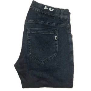 Dondup George - Vi säljer nu dessa Dondup George jeans                                                    Storlek: W31                                                   Pris: 1099:-                                                                    Retail: 3999:-                                                 Skick: 9/10                                                             Hör av er vid frågor och funderingar⭐️ 