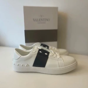 Mörkblåa Valentino Garavani Opens - Snygga mörkblåa Valentino Garavani Opens Perfekta för en stilren vinter samt vår.