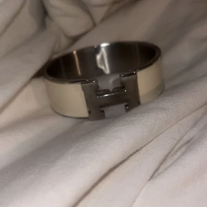 armband - säljer detta silvriga armbandet, nyskick!