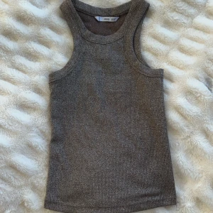 Linne från Mango - Tight linne i storlek XS. Färgen är brun/beige med glitter i sig. Fint skick. 