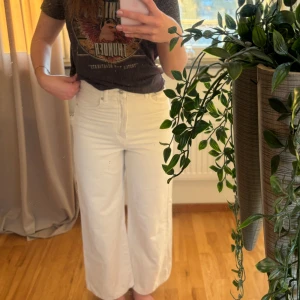 Vita/beiga jeans  - Utsvänga jeans med hög midja. Knappt använda så väldigt fint skick. Jag är 165cm lång för referens. Skulle säga att färgen är väldigt ljus beige 