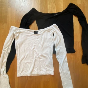 Långärmad tröja 2 pack - En svart och en vit långärmad tröja från Gina Tricot. Dem går ner vid axlarna och har en liten utsvängning vid handen.