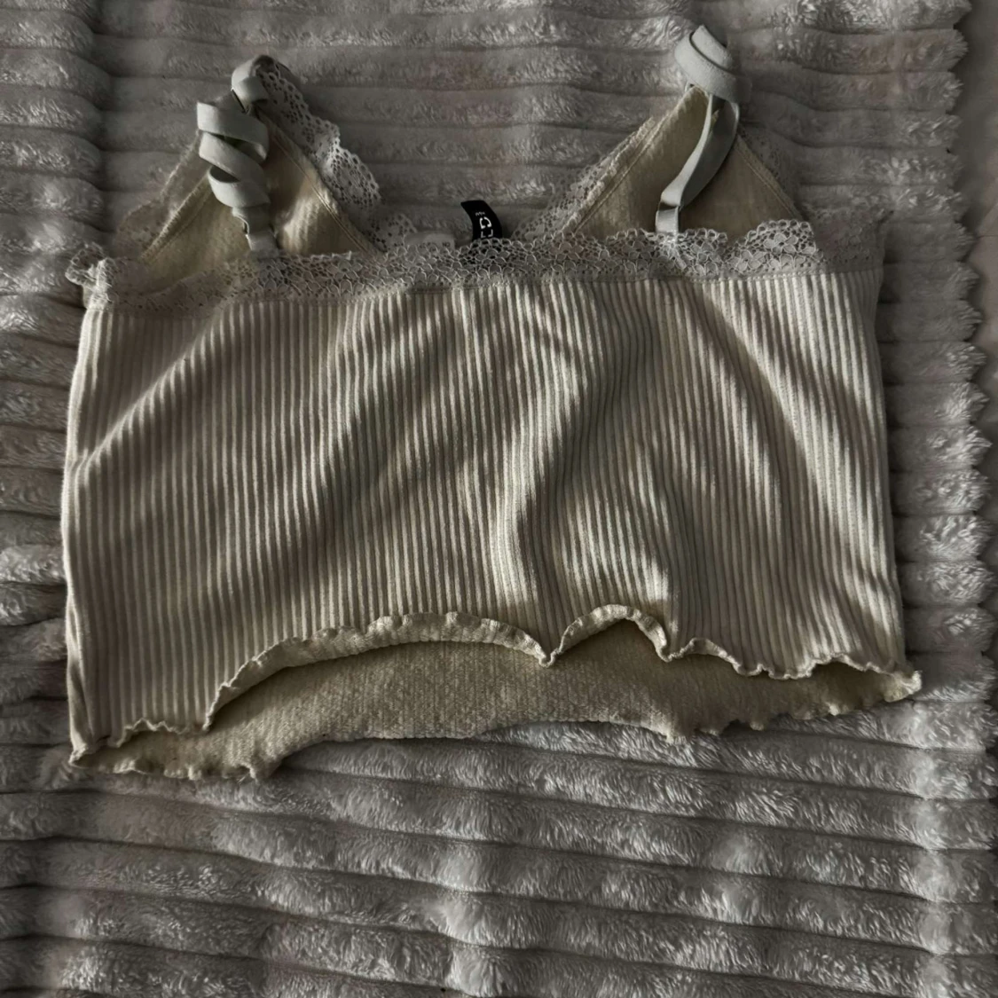 Beige ribbad linne med spetsdetaljer - 90