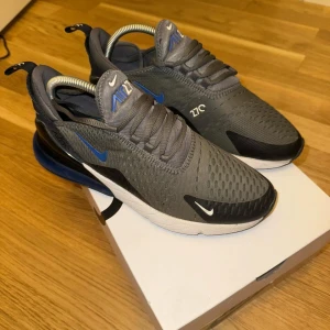 Nike air max 270 - Säljer mina skor nu då dem ej kommer till användning. Skorna är i relativt använt skick. Har små stygn som gått upp på en specifik sida av skorna. Annars är det inget annat märkvärdigt och har fortfarande mycket att ge.