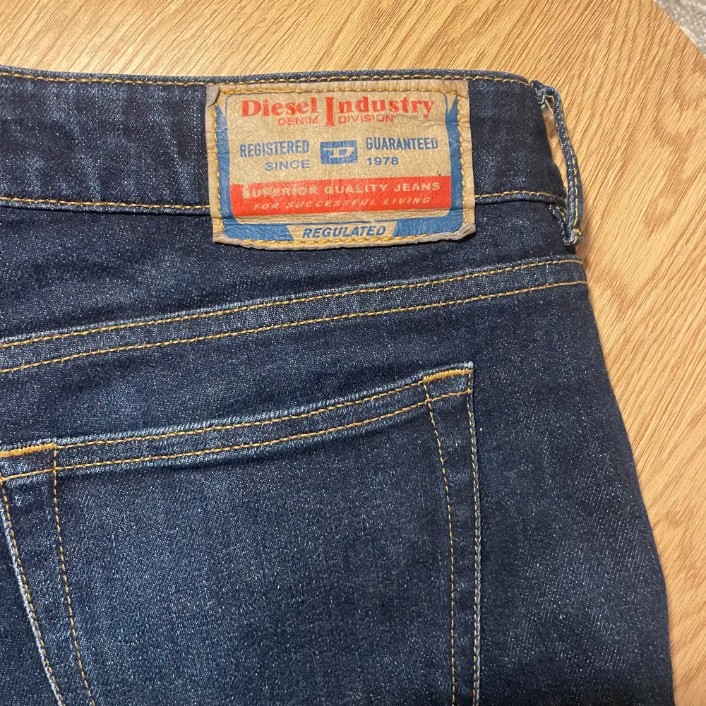 Säljer dessa älskade mörkblå diesel bootcut jeans, uppsprättade vid fötterna. Waist 27, innerbenslängd 82cm (är 173cm, har vanligtvis 36/38 i byxor). Säljer direkt för 1000kr (direktpris 1500)💕. Jeans & Byxor.