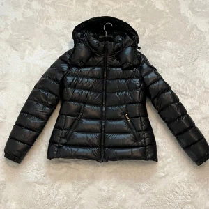 Moncler Bady - Hej, jag säljer nu min nästan splitter nya Moncler Bady. Jackan har ej kommit till så mycket användning. Skicket är väldigt bra. Kvitto finns på jackan om ni har frågor angående jackan eller om priset är det bara att fråga😁