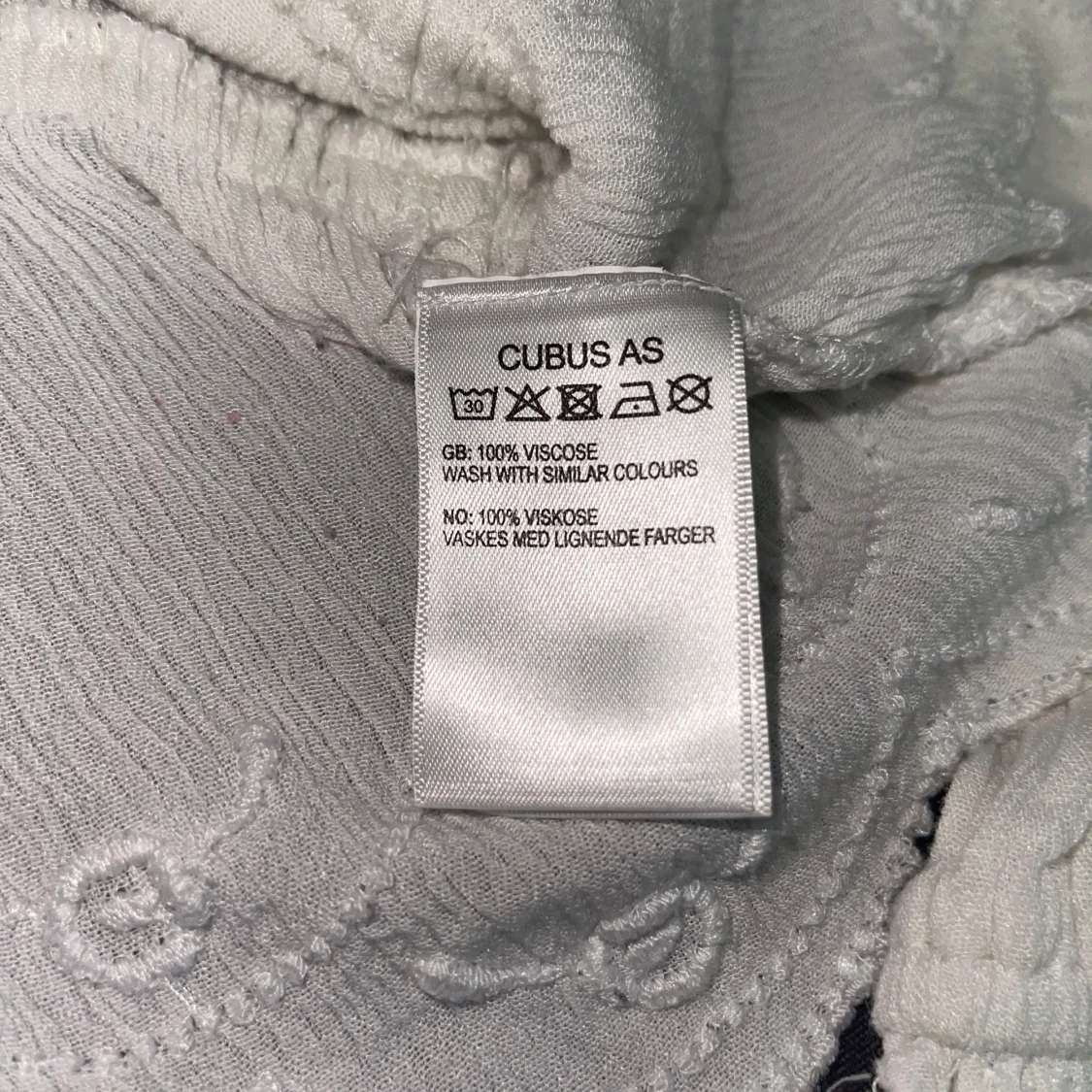 vit blus med volanger och små blomdetaljer - 93