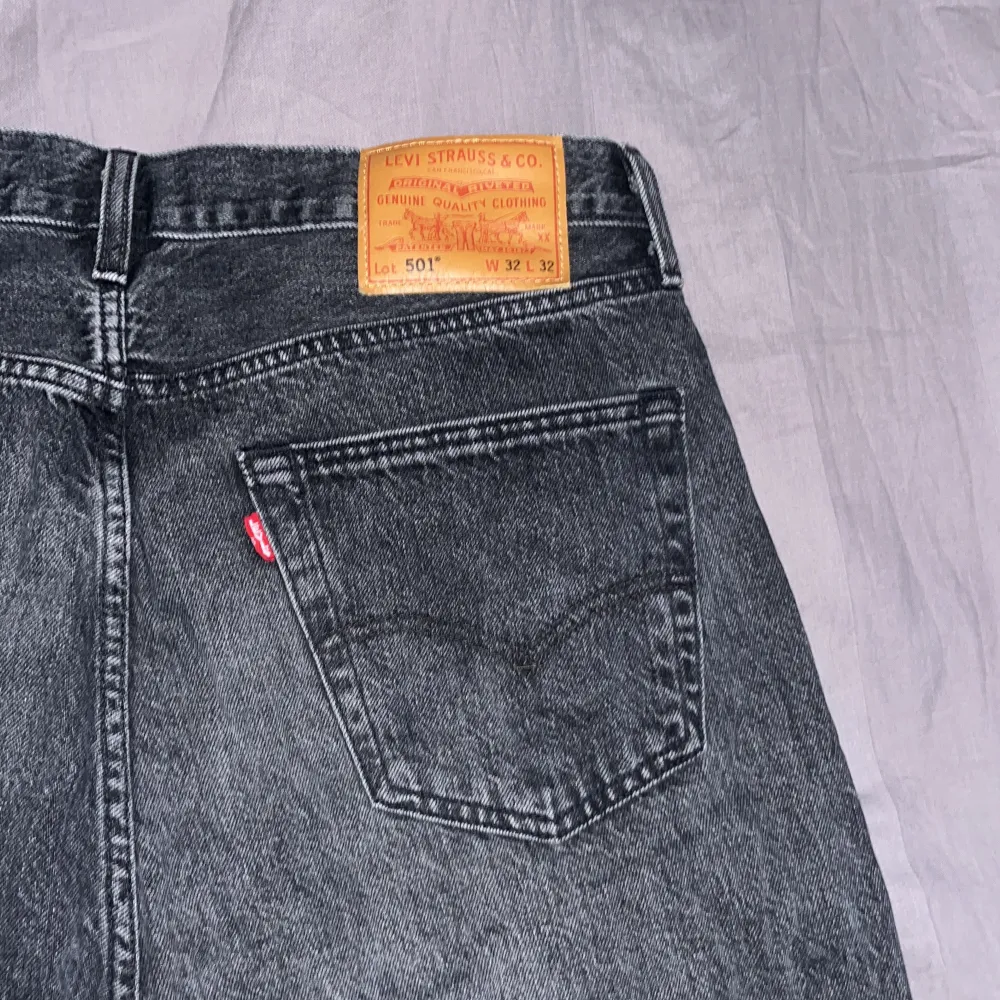 Säljer ett par klassiska svarta 501 jeans i bra skick. Storlek är 32/32 och är true to size . Jeans & Byxor.