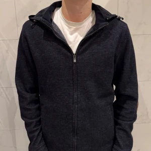 Massimo Dutti - Cardigan - Massimo Dutti - Cardigan - Mörkblå - Bra skick - Storlek: S - Pris: 999 kr - Unik Cardigan som fungerar lika bra som tröja och vårjacka - Eftertraktad modell som knappt går att få tag i! - Kontakta vid frågor🙂