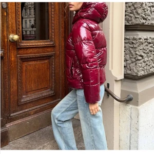 Vinröd pufferjacka med huva - Jättefin vinröd pufferjacka från Nelly, säljer för jag har en annan💗