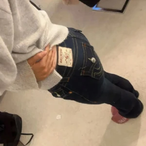 True religion jeans - True religion jeans i modell Joey low waist! Säljer de de blivit för stora. Är uppsydda och passar mig som är 157! Sååå snygga 😍 nypris 1299