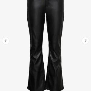 Svarta skinnbyxor - Snygga svarta skinnbyxor i bootcut-stil. Nya utan prislapp 