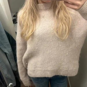 Beige ulltröja i alpackablandning - Mysig beige tröja från hm i en härlig ull- och alpackablandning. Perfekt för kyliga dagar med sin mjuka och varma känsla. Tröjan har en normal passform och långa ärmar, vilket gör den idealisk för både höst och vinter. Ett måste i garderoben för den som älskar stil och komfort! Pris kan diskuteras vid snabb affär! 🤍