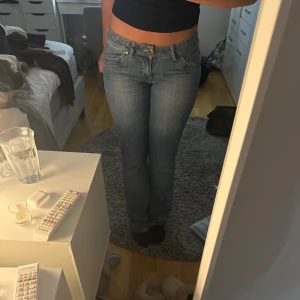 Bootcut jeans  - Säljer ett par as snygga low waist vintage utsvängda jeans. De är i storlek W29 L34 och är i fint skick, köpte här på Plick. 