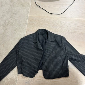 Gina tricot blazer  - Grå kort blazer från Gina Tricot storlek 36