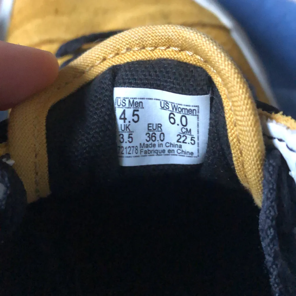 Säljer ett par coola gula Vans sneakers i storlek 36. De har en snygg svart detalj på sidan och är i bra skick. Perfekta för vår och sommar! 🖤💛. Skor.