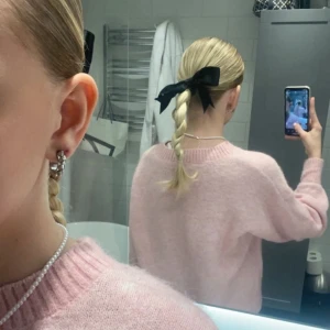 Rosa stickad tröja - Säljer en supermysig rosa stickad tröja. Den är perfekt för kyliga dagar och har en skön, lös passform. Tröjan är långärmad och har ribbade kanter vid ärmslut och nederkant. Perfekt för både vardag och mysiga hemmakvällar! 💖 