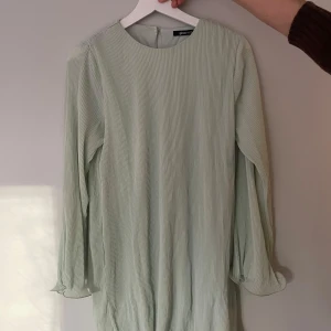 Ljusgrön plisserad klänning från Gina Tricot - Helt oanvänd klänning