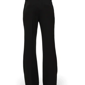 Svarta kostymbyxor från LXA - Oanvända svarta kostymbyxor från LXA i storlek 38. Byxorna har en klassisk design med vida ben och medelhög midja. Nypris 990kr