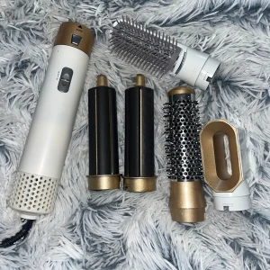 Hårstyler med olika tillbehör - Säljs då den inte kommer till användning. Funkar fint! Vet ej vart den är ifrån då jag fått den. 