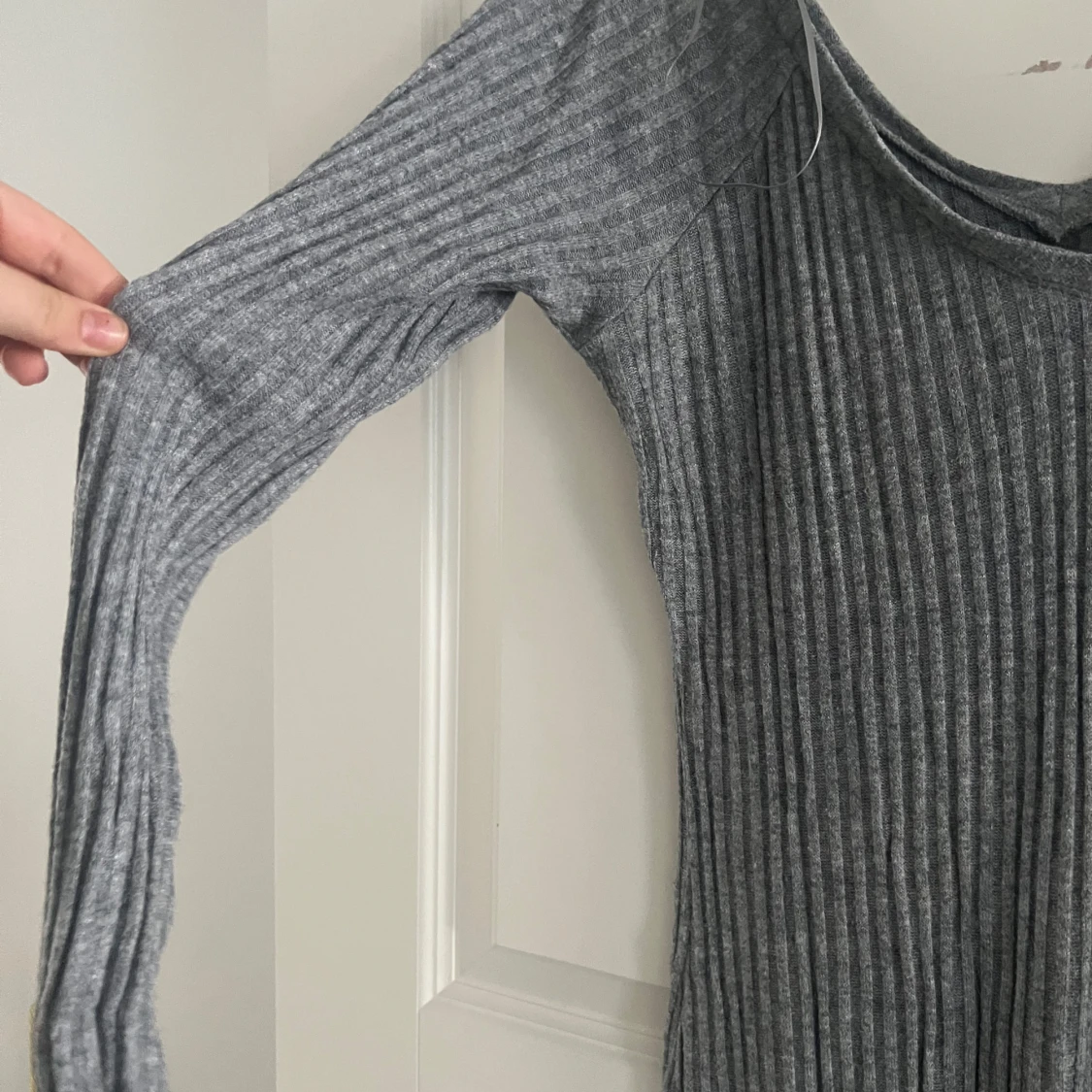 Grå ribbad klänning från Bik Bok - 93