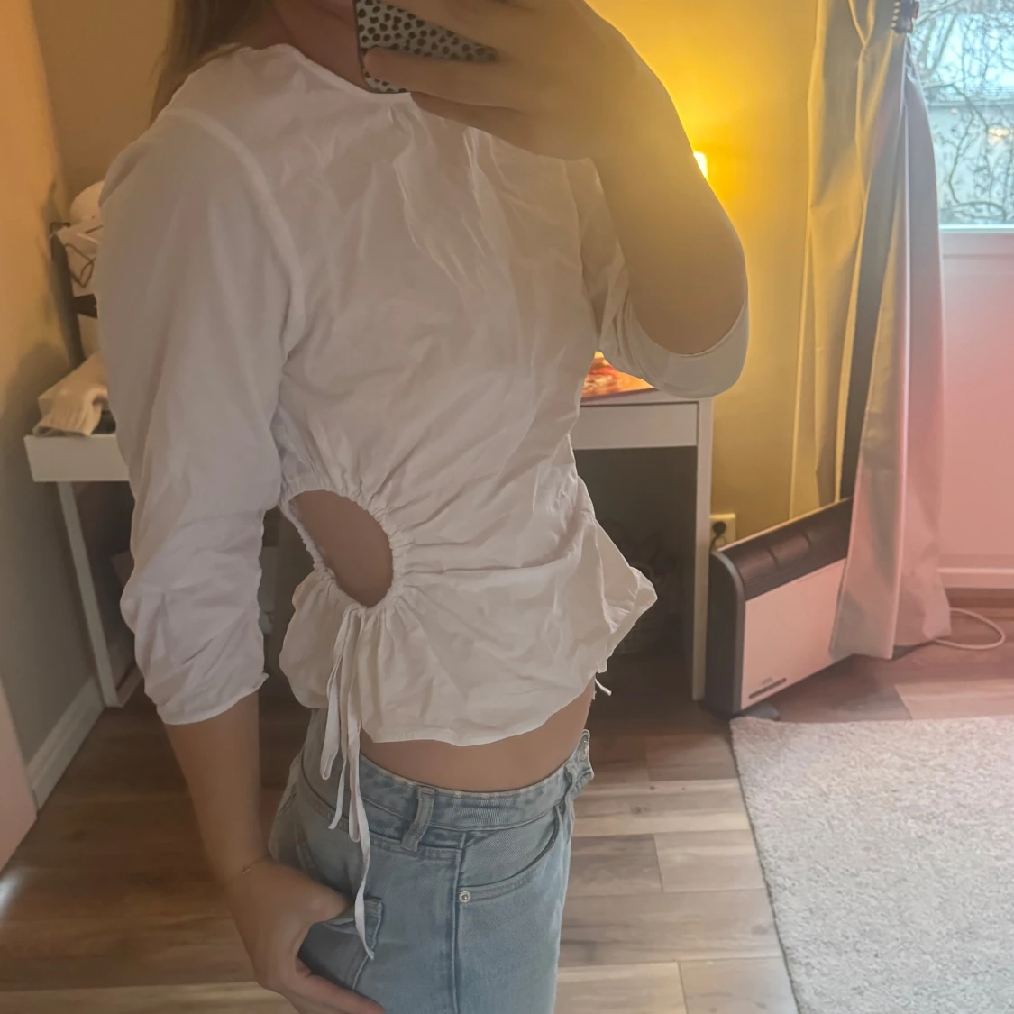 Vit topp med knytning i sidan