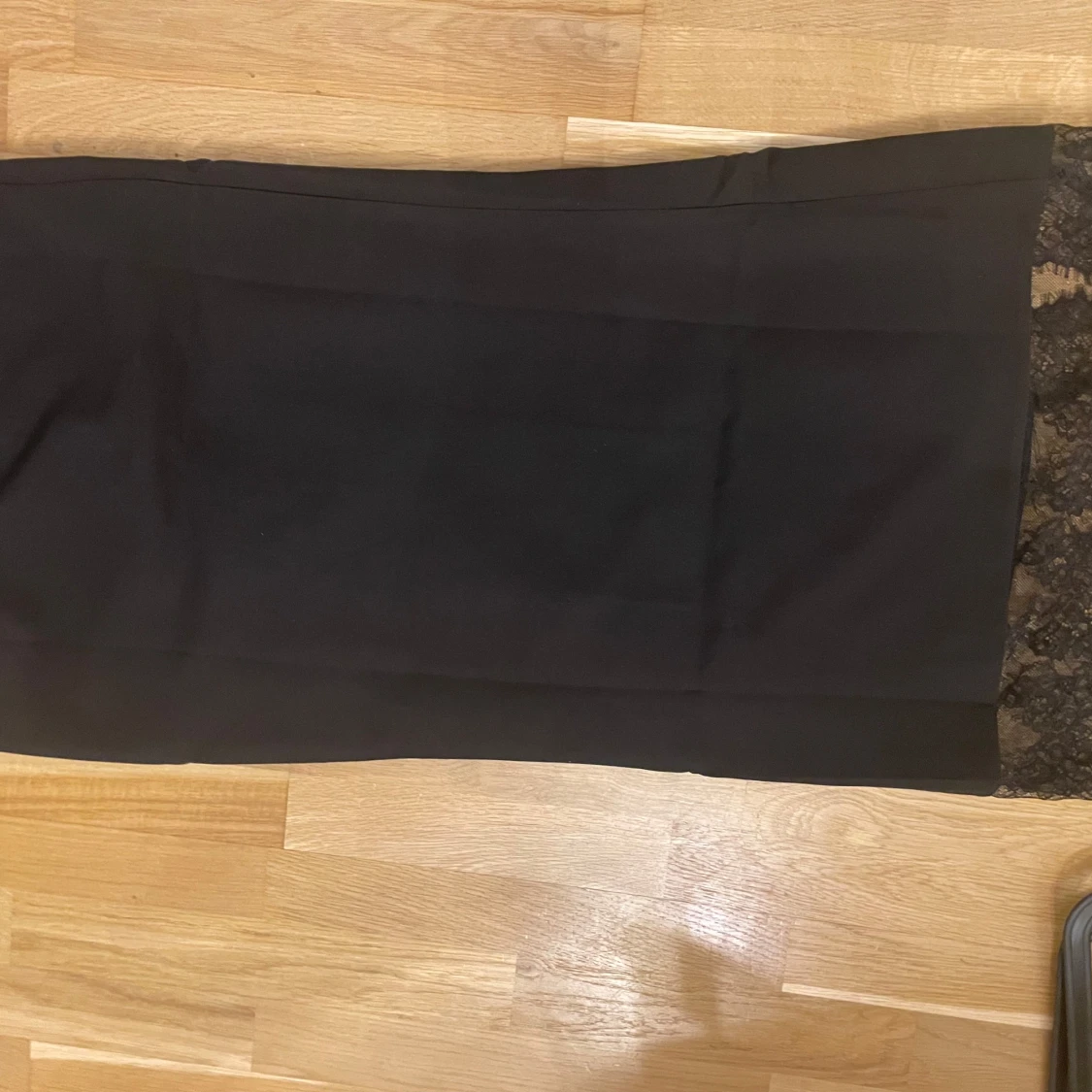 Svart långkjol med spetsdetalj från ADOORE - 93