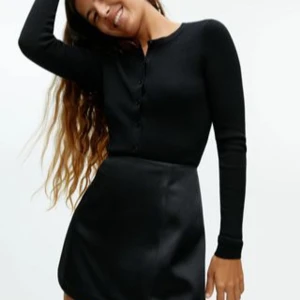 Svart kjol från Arket - Snygg svart kjol från Arket i storlek 36. Den har en stilren och enkel design som passar perfekt för både vardag och fest. I nyskick 