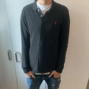 Svart pikétröja från Ralph Lauren - Säljer en stilren svart pikétröja från Ralph Lauren i storlek S men passar som M också. Nyskick använd ett fåtal gånger. Nypris cirka-1500 mitt pris 350, pris kan diskuteras vid snabba affärer.