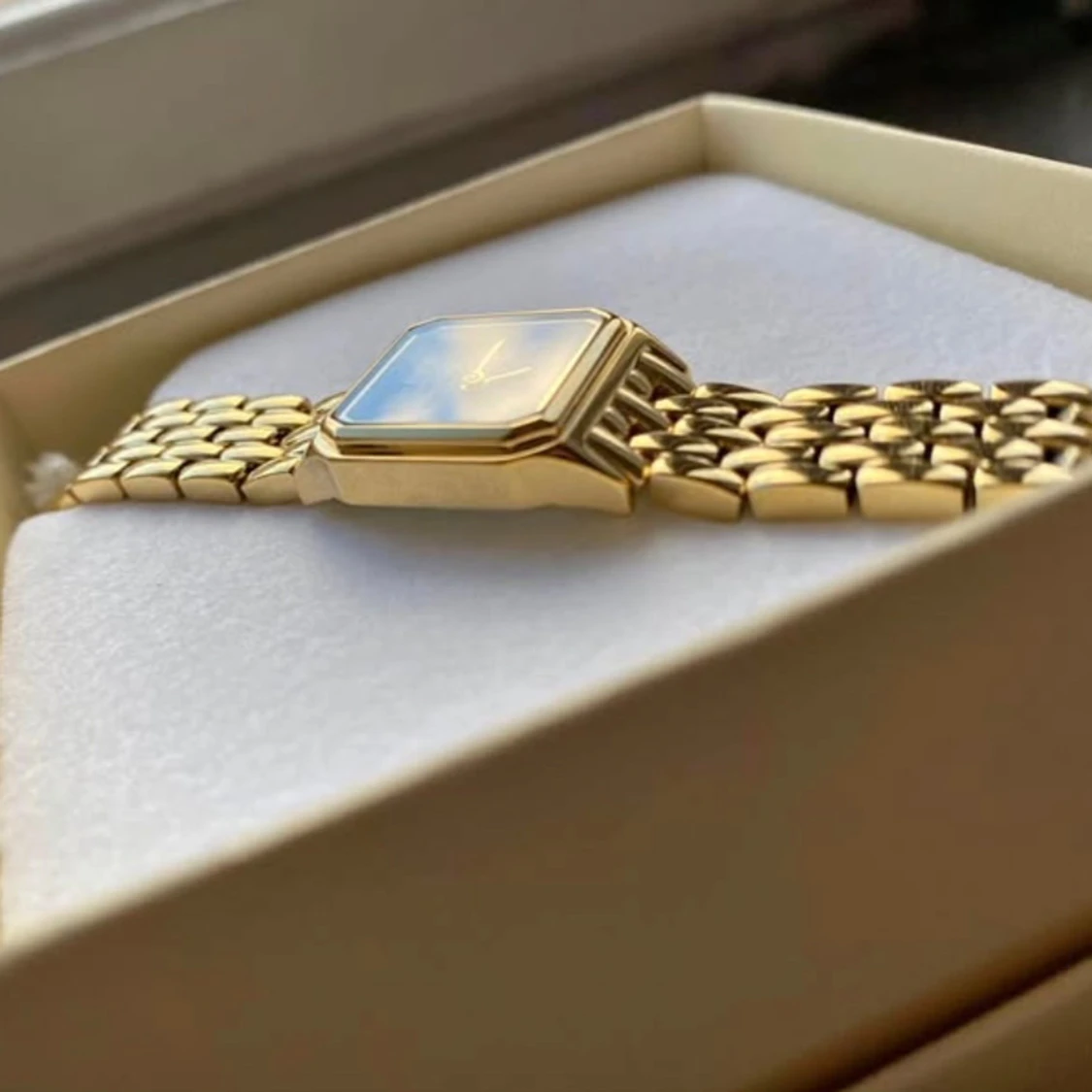 Guldfärgad klocka från Mockberg - 91