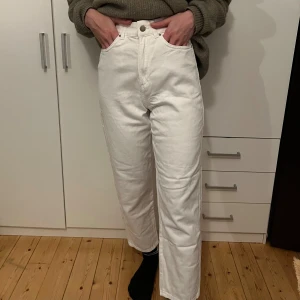 Vita jeansbyxor - Säljer ett par vita jeansbyxor i mycket bra skick. De är högmidjade och har en straight passform som ger en stilren look. Perfekta för både vardag och fest! 🕺