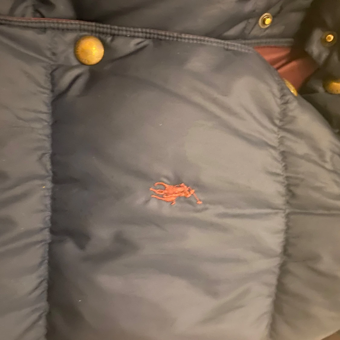 Svart dunväst med broderad logga - 90