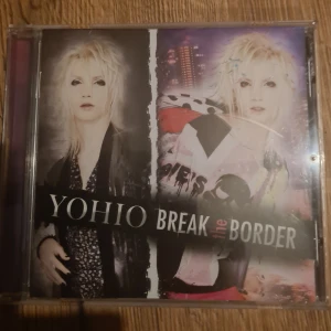 Break the Border - CD-albumet 'Break the Border' av YOHIO, Albumet innehåller låtar som 'Revolution', 'Heartbreak Hotel' och 'Sakura, falling'. Perfekt gåva inför julen till J-rock och visual K fans! Skivan är i ett plastfodral, i hyfsat fint skick!🫶 ❗PAXAD💯❗