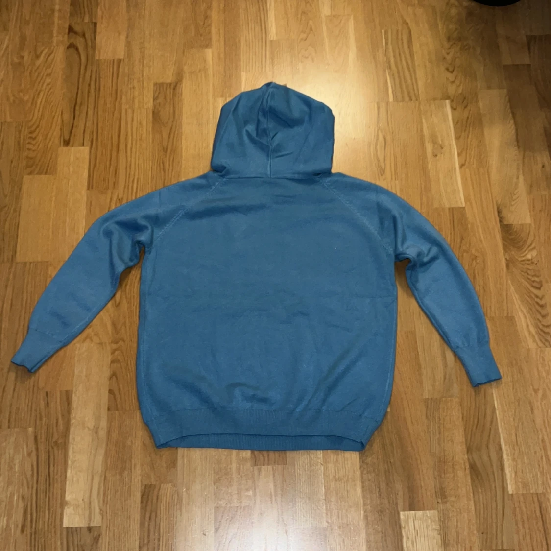 Blå hoodie i merinoull - 90