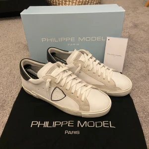  Philippe Model - Säljer ett par feta Philippe model som äe använda max 4 ggr. Storlek 42 men passar även 43. På bild 2 och 3 ser ni att skorna har lite smuts på sulan vilket går att ta bort. Skorna är köpta från Philippemodel.com för 3600 kr men säljer de för 3000 då jag tröttnat på dom. Box och dustbag följer med. 9,5/10 skick då de har lite smuts på sulan men det är inget smuts på skorna, på bild 4 finns små creases som knappt går att se. Öppen för byten! Tveka inte vid frågor eller köp! 