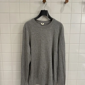 Grå tröja från Arket i storlek S, bomull och silke - Elegant grå tröja från Arket i storlek Small, tillverkad i en lyxig blandning av bomull och silke. Mjuk och bekväm med en tidlös design, perfekt för en stilren vardagslook.