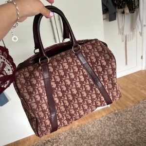 Dior väska - Säljer nu min favorit väska från dior. Hela väskan är i nytt skick bortsätt från lite slitningar på insidan av handtagen som man kan se på bild 💕 äkthetsbevis skickas privat och kan gå ner i pris vid snabb affär