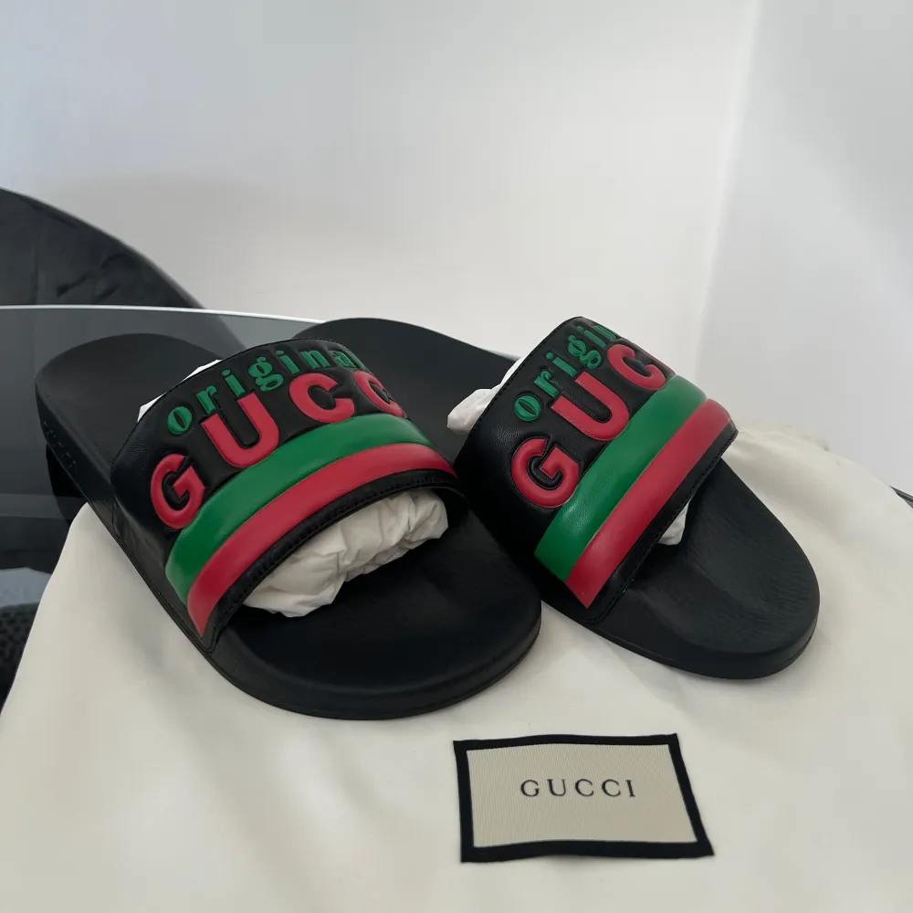 Snygga svarta flips från Gucci. Helt oanvända och köptes för 5500kr. Perfekta för sommaren och ger en lyxig touch till din outfit. Kommer med originalpåse.. Skor.